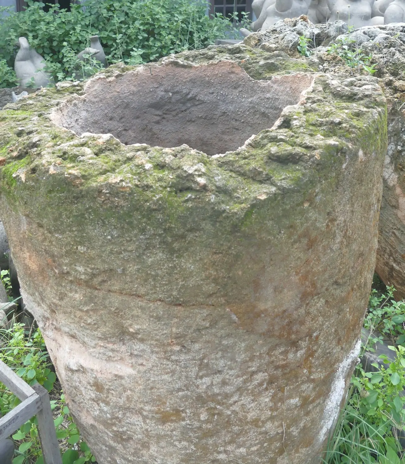  Product image 4 of the product “The Iceland Pot is made of limestone, it comes from coast of Indonesia. It is about 120cm height and 83cm depth. ”